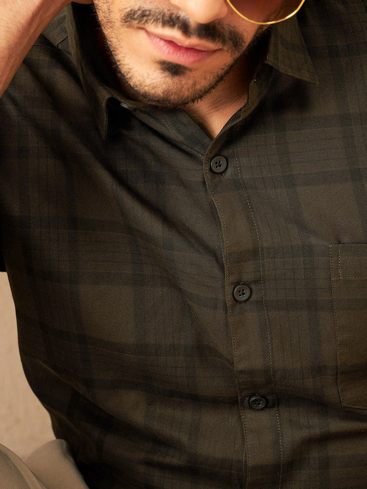DENNISON Smart Checked Spread Collar Casual Shirt