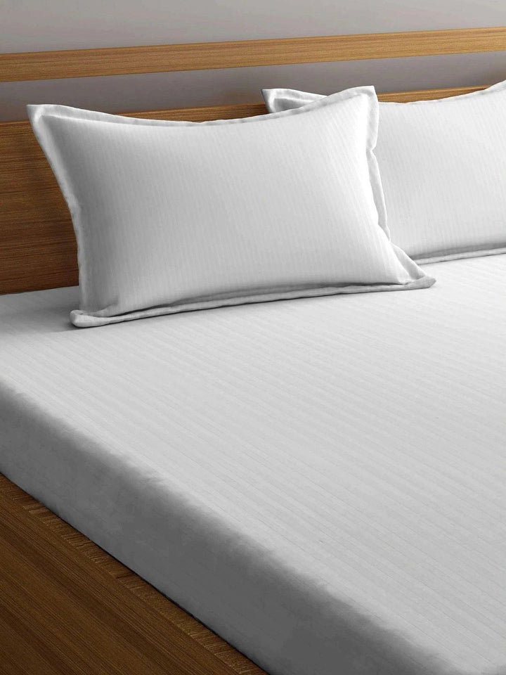 Moda Rapido X KLOTTHE White Striped 300 TC Bedsheet with 2 Pillow Covers