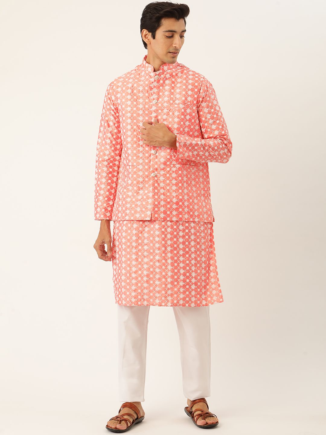 SOJANYA Lelaki Kurta Bersulam Warna Peach & Putih dengan Piyama & Jaket Nehru