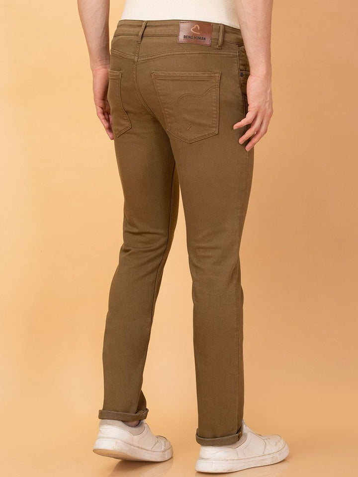 Menjadi seluar jeans lelaki manusia