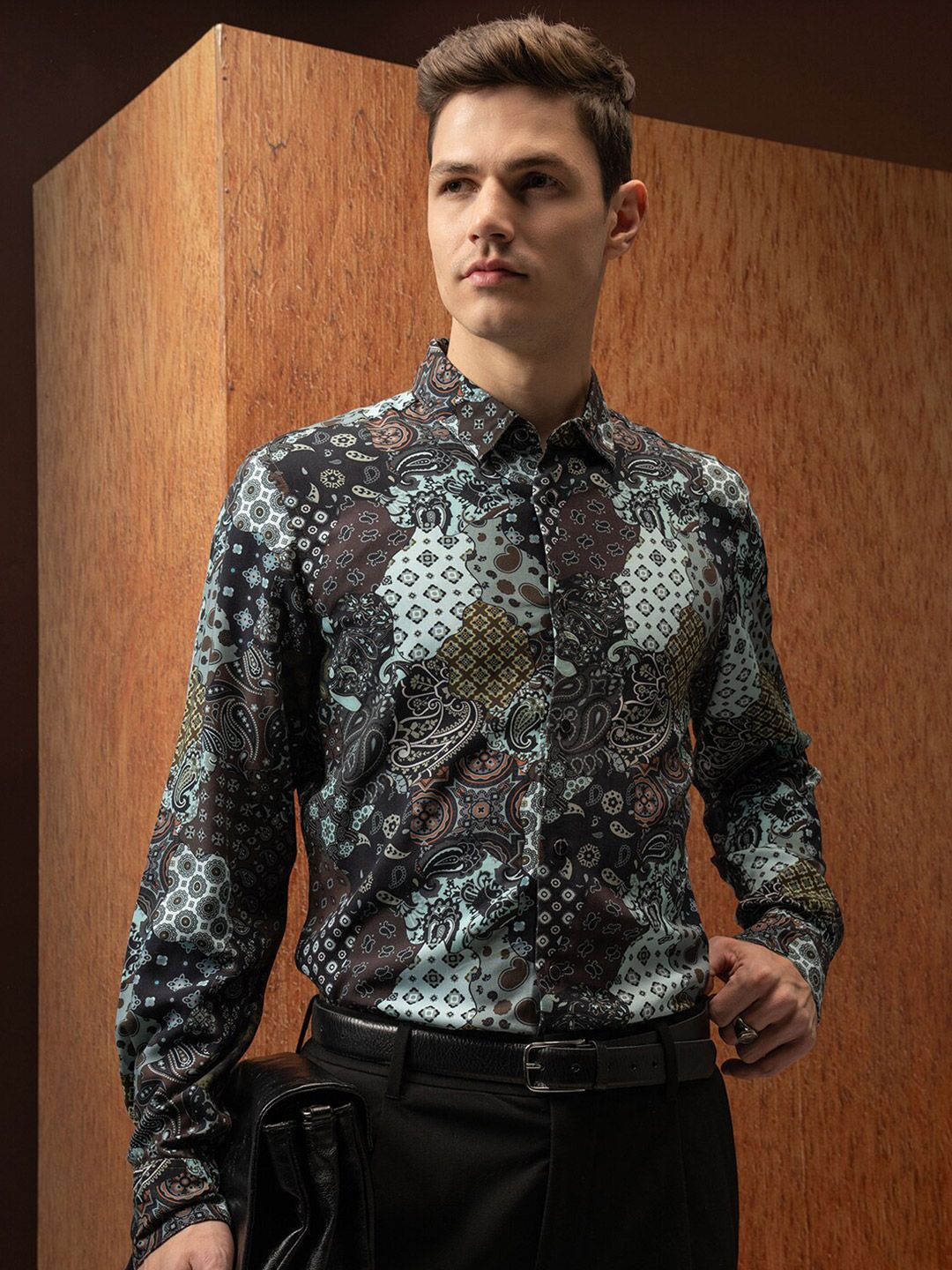 LOCOMOTIVE Slim Fit Abstract Printed Opaque Casual Shirt