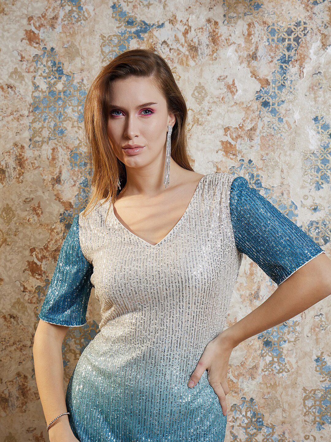 Athena Sequin menghiasi pakaian mini sarung v-neck