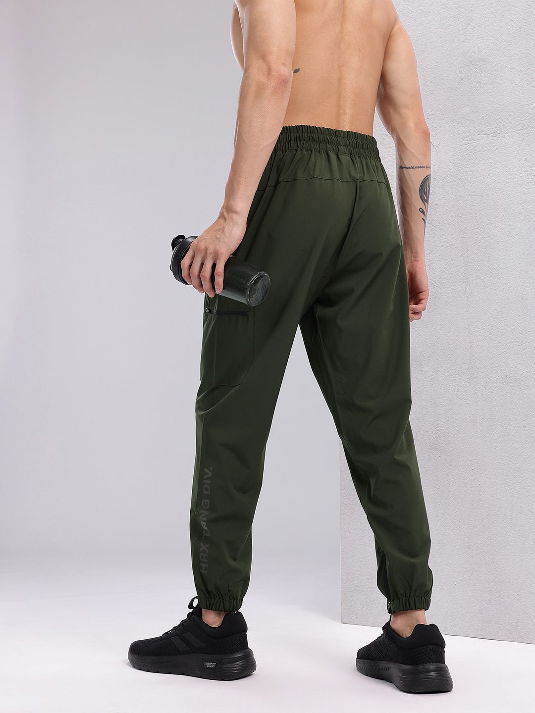 HRX by Hrithik Roshan Men Brand Logo Print Mid-Rise Rapid-Dry Training Cargo-Style Joggers