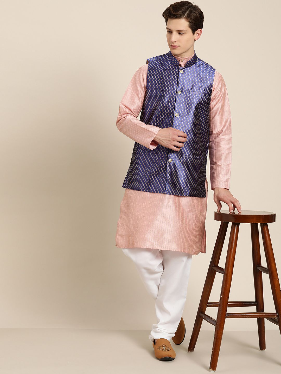 SOJANYA Men Pink & Beige Thread Work Straight Kurta Churidar dengan Jaket Nehru