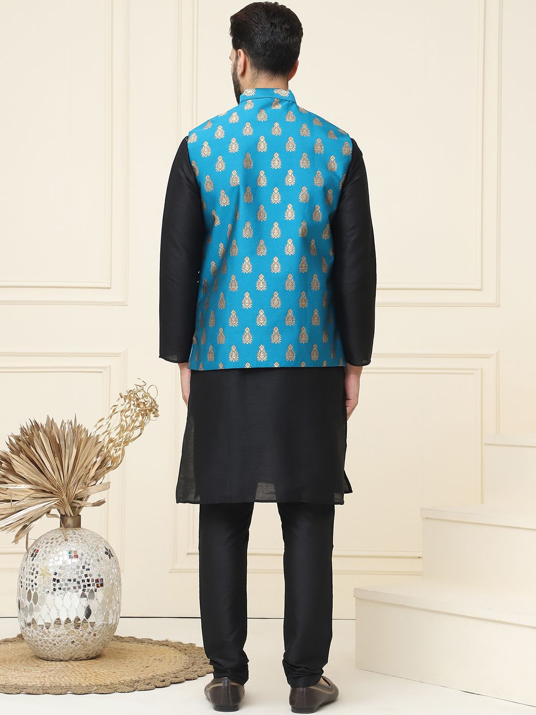 SOJANYA Mandarin Collar Silk Cotton Straight Kurta dengan jaket Churidar & Nehru