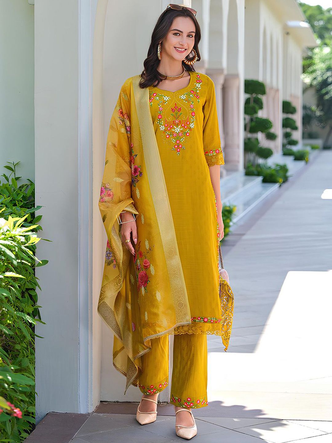 Varanga Women Floral Embroidered Regular Thread Work Kurta with Trousers & With Dupatta