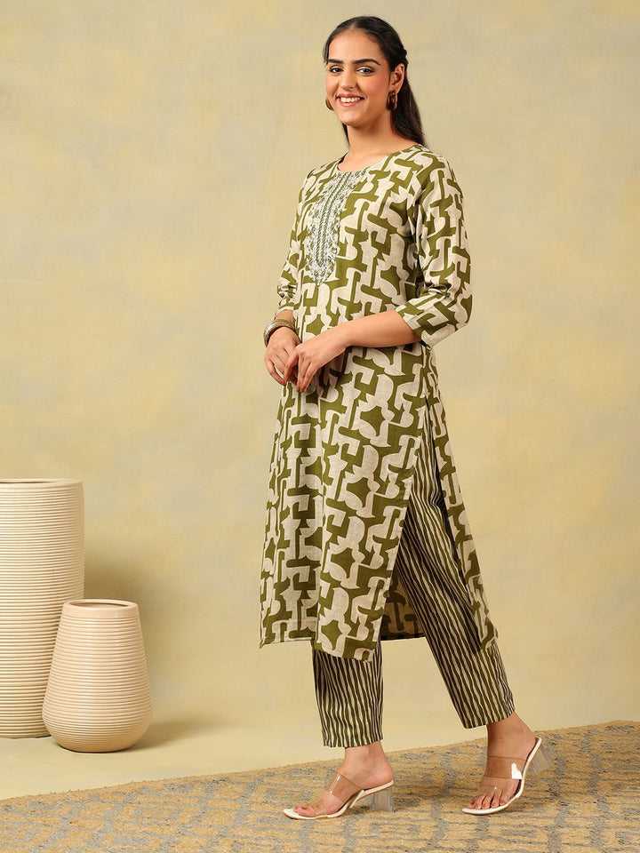 Mamicha Women Printed Regular Thread Work Pure Cotton Kurta with Trousers & With Dupatta