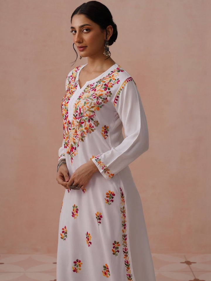 Rumah Chikankari Dihiasi Viscose Rayon Kurta Panjang Betis Lurus