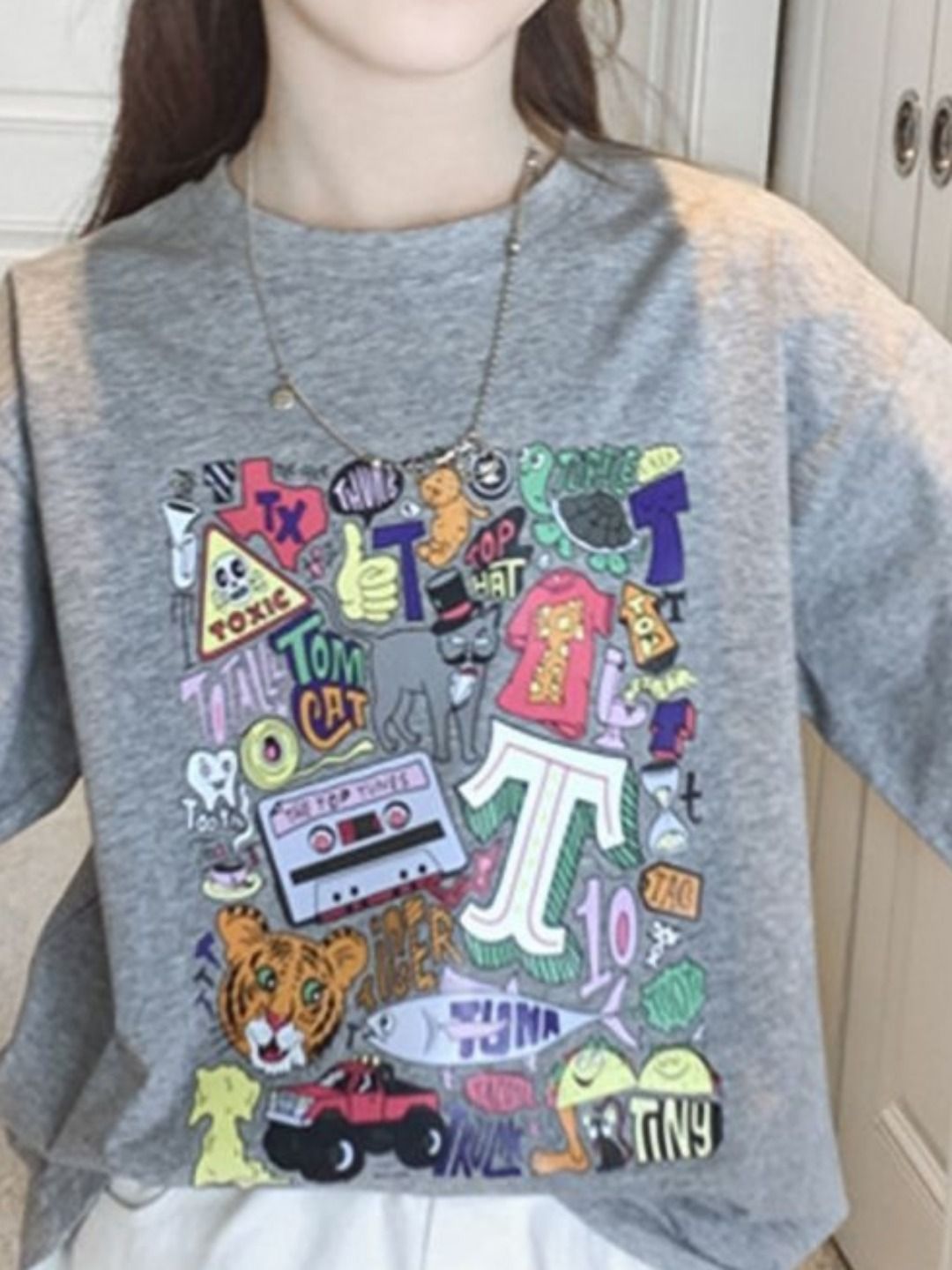 YK Girls Printed V-Neck Applique T-shirt