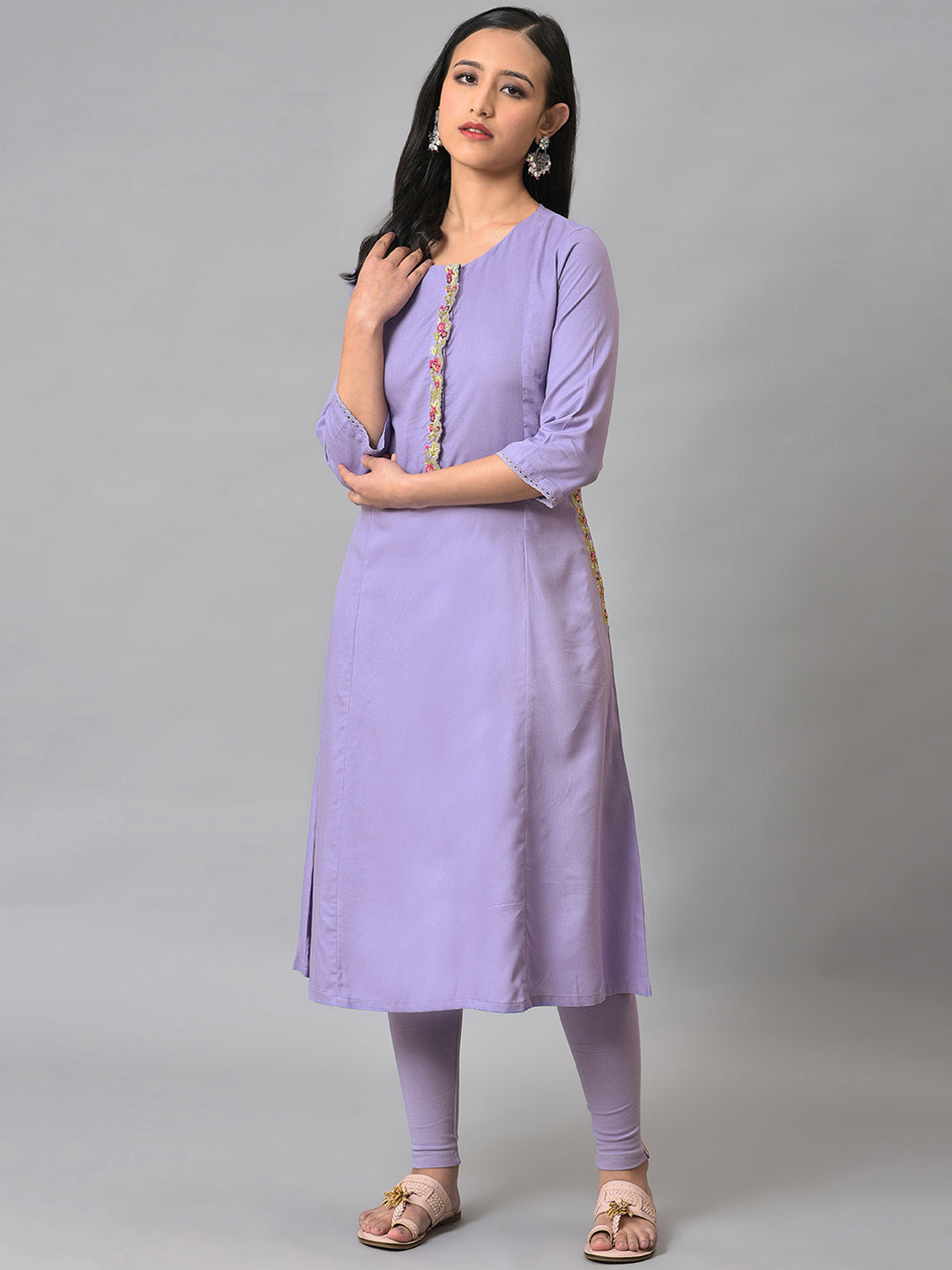 W Women Round Neck Thread Work Kurta