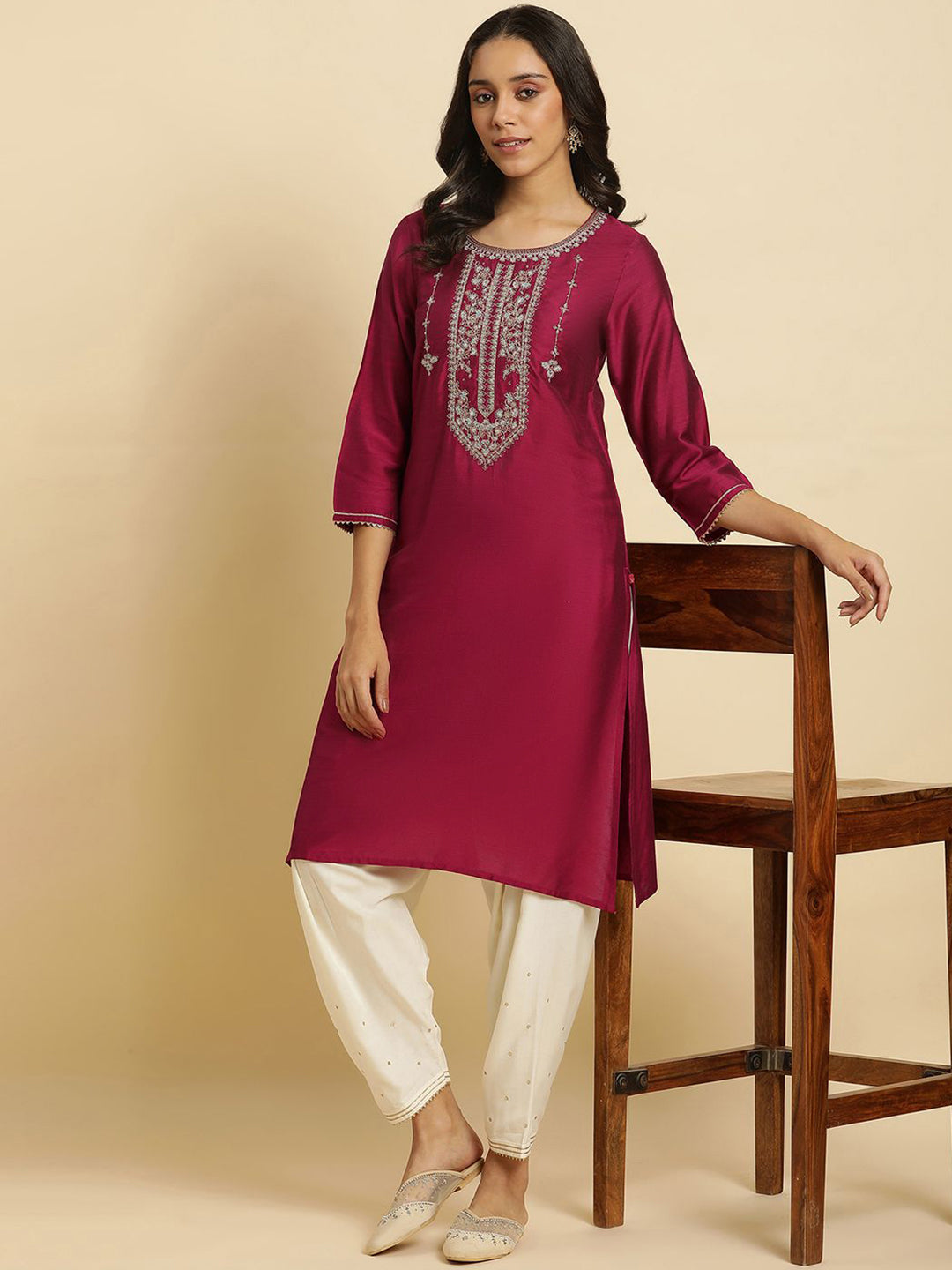 W Round Neck Floral Embroidered Straight Kurta