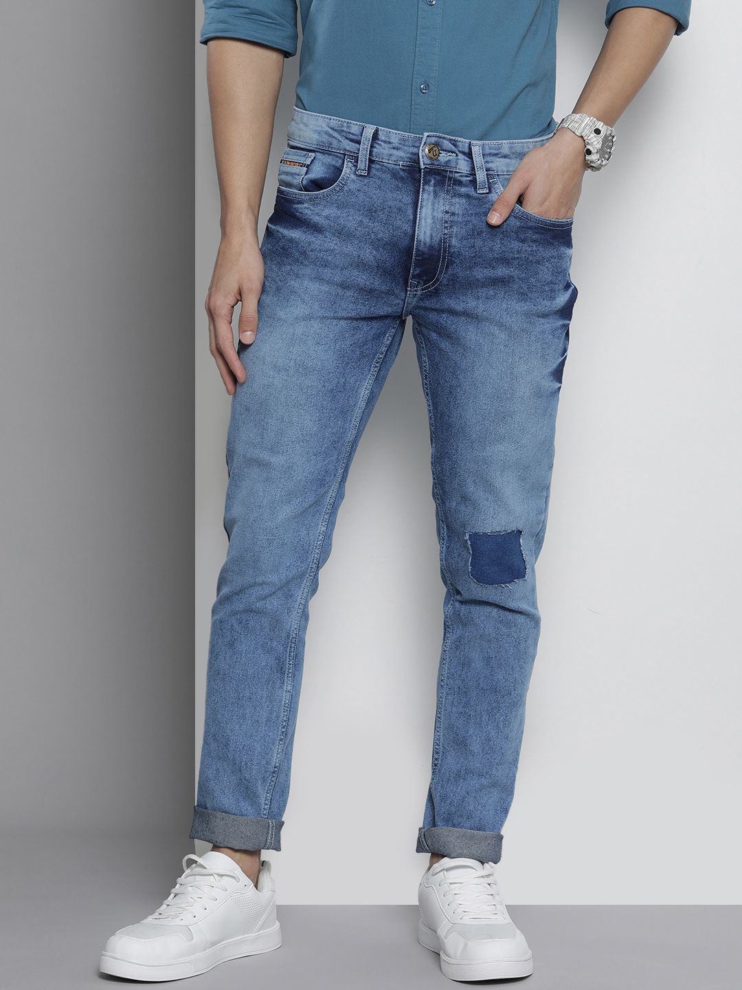 The Indian Garage Co Men Blue Mildly Distressed Light Fade Cropped Stretchable Jeans