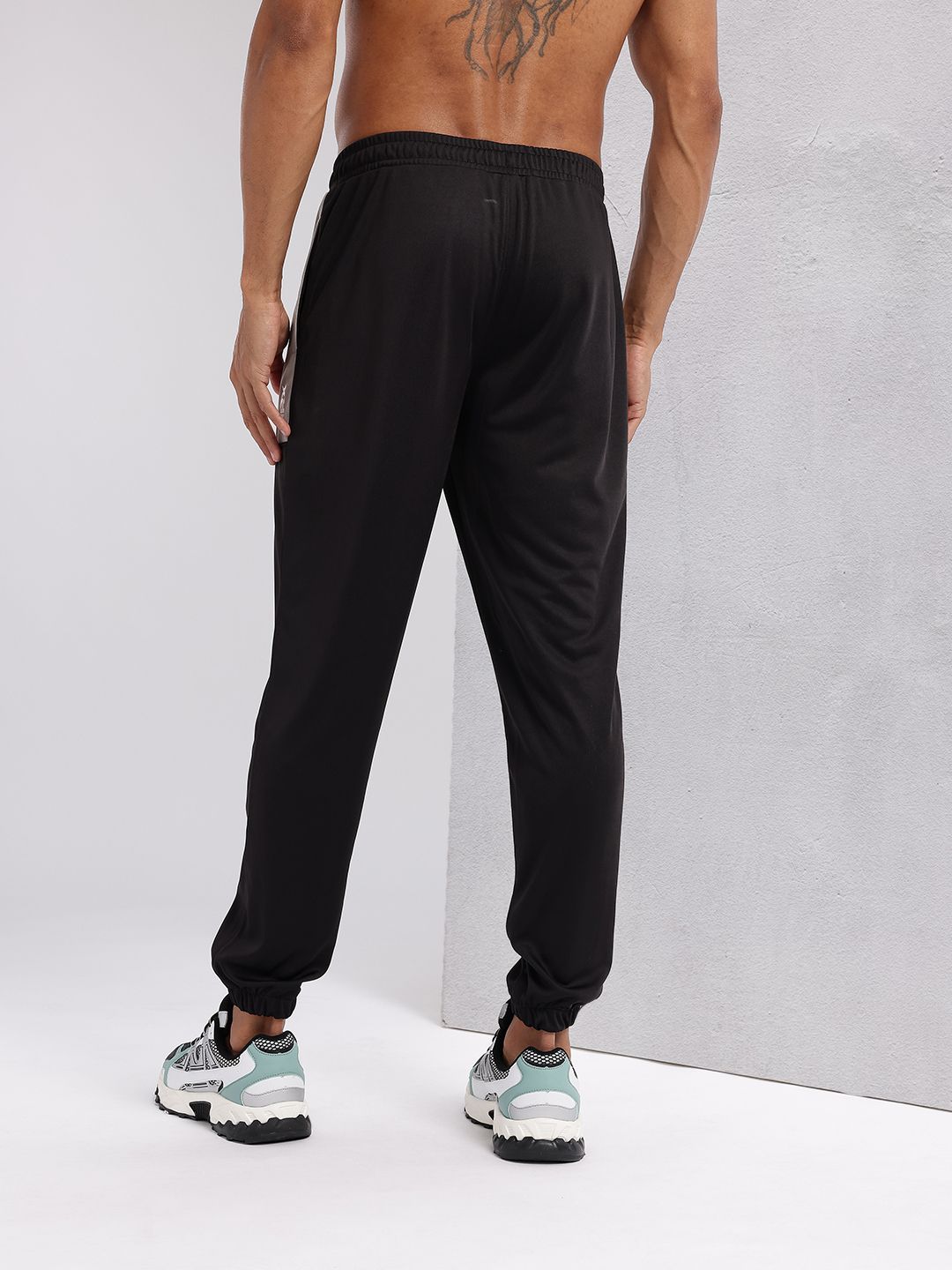 HRX by Hrithik Roshan Men Colourblocked Detail Mid-Rise Rapid-Dry Joggers