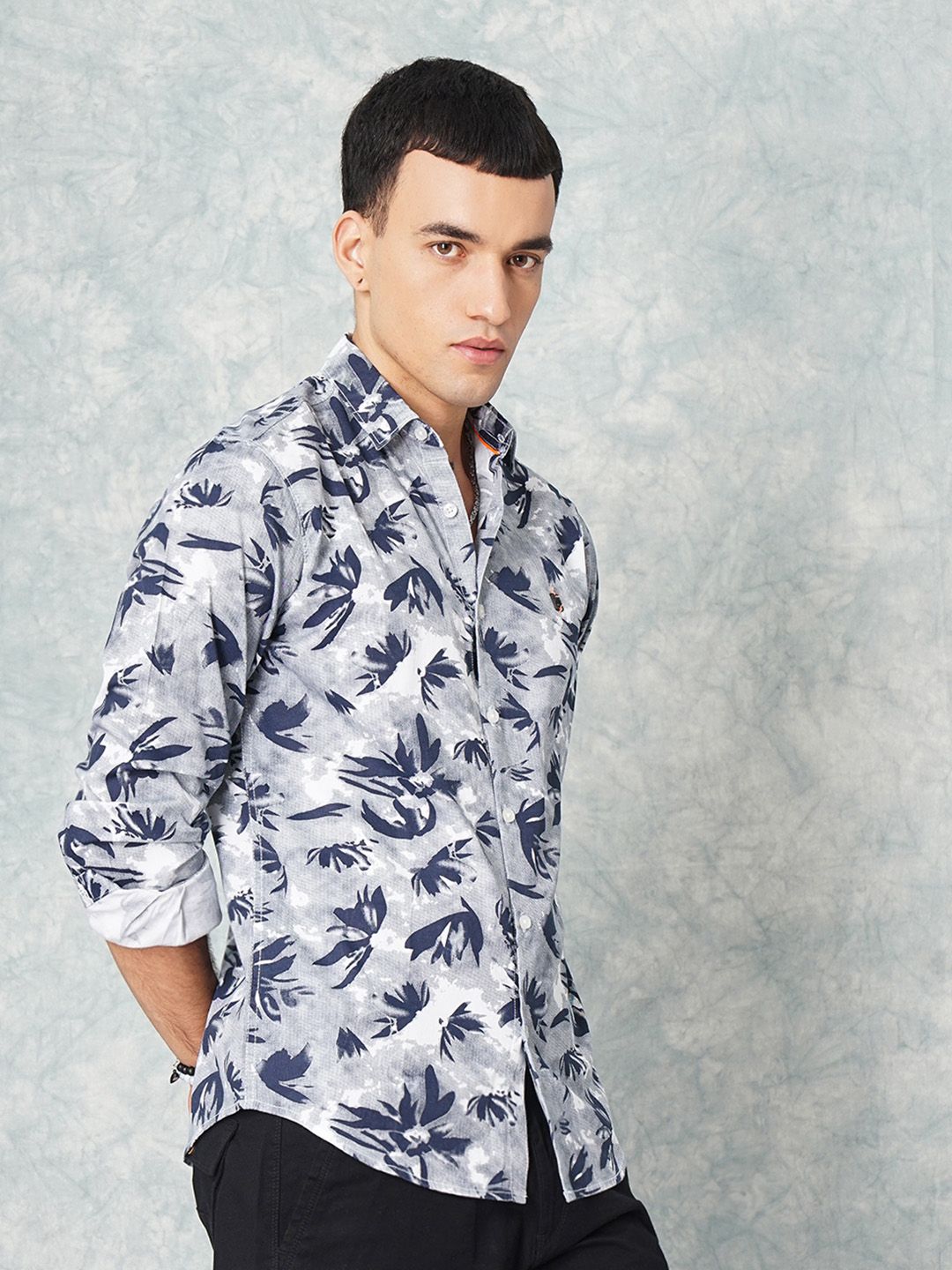 The Indian Garage Co Men White & Navy Blue Slim Fit Printed Casual Shirt