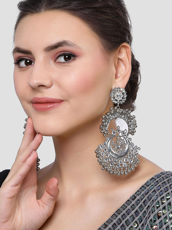 Anting-anting Chandbalis klasik Karatcart Silver & White