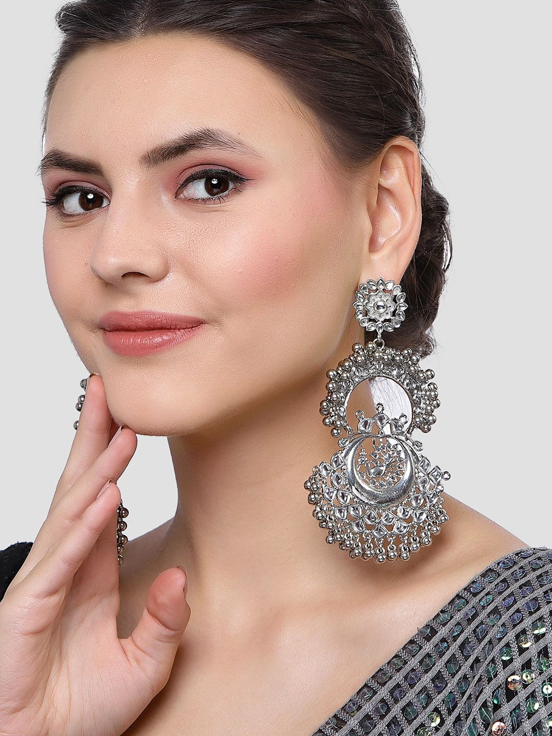 Anting-anting Chandbalis klasik Karatcart Silver & White