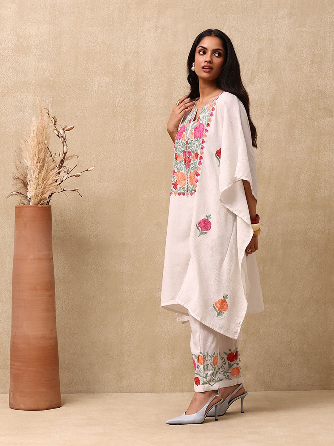 House of Chikankari Crafts Set Kaftan Wanita Solid Sulam Aari - Putih