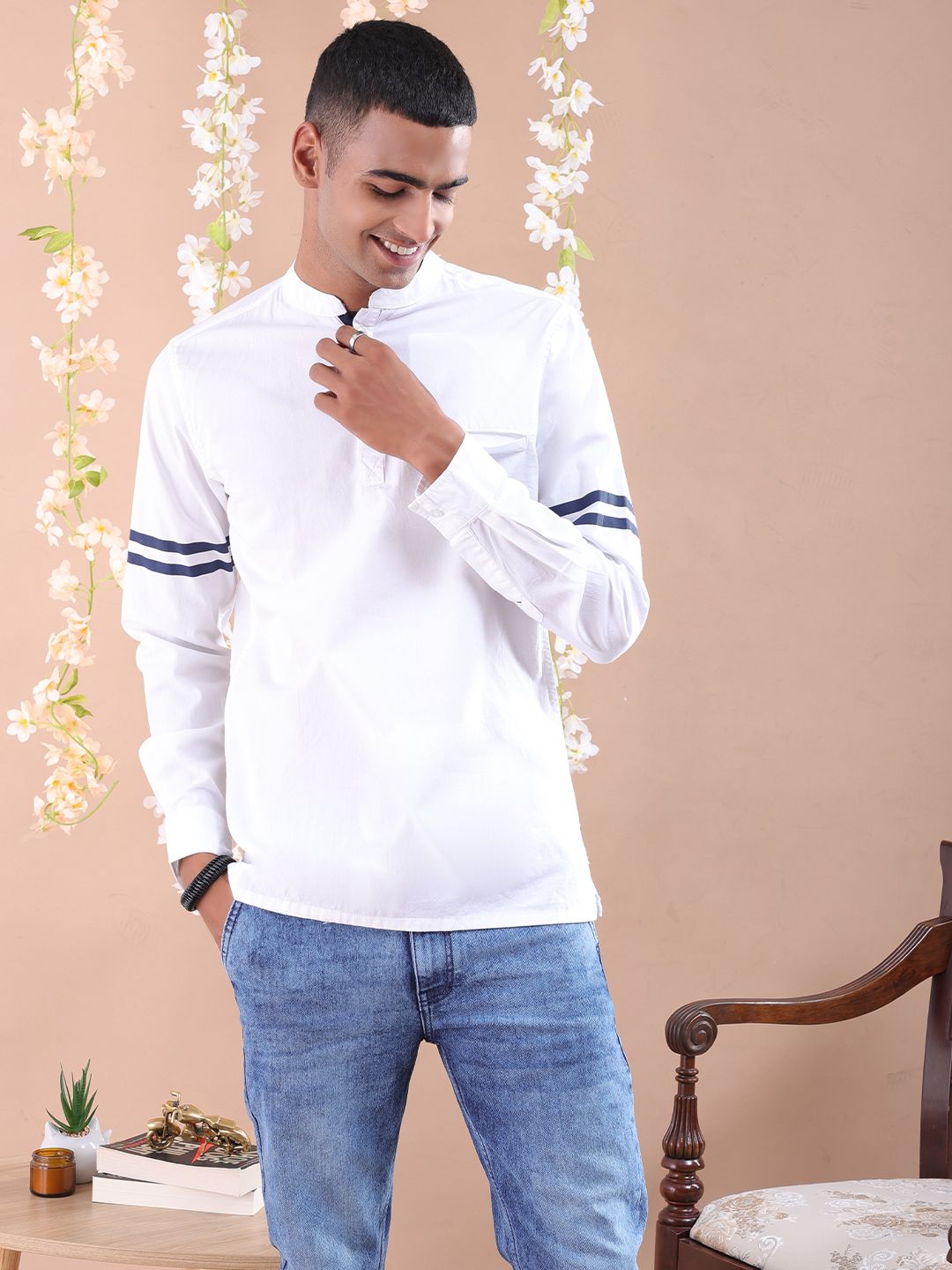 The Indian Garage Co Men White Solid Kurta with stripe detail