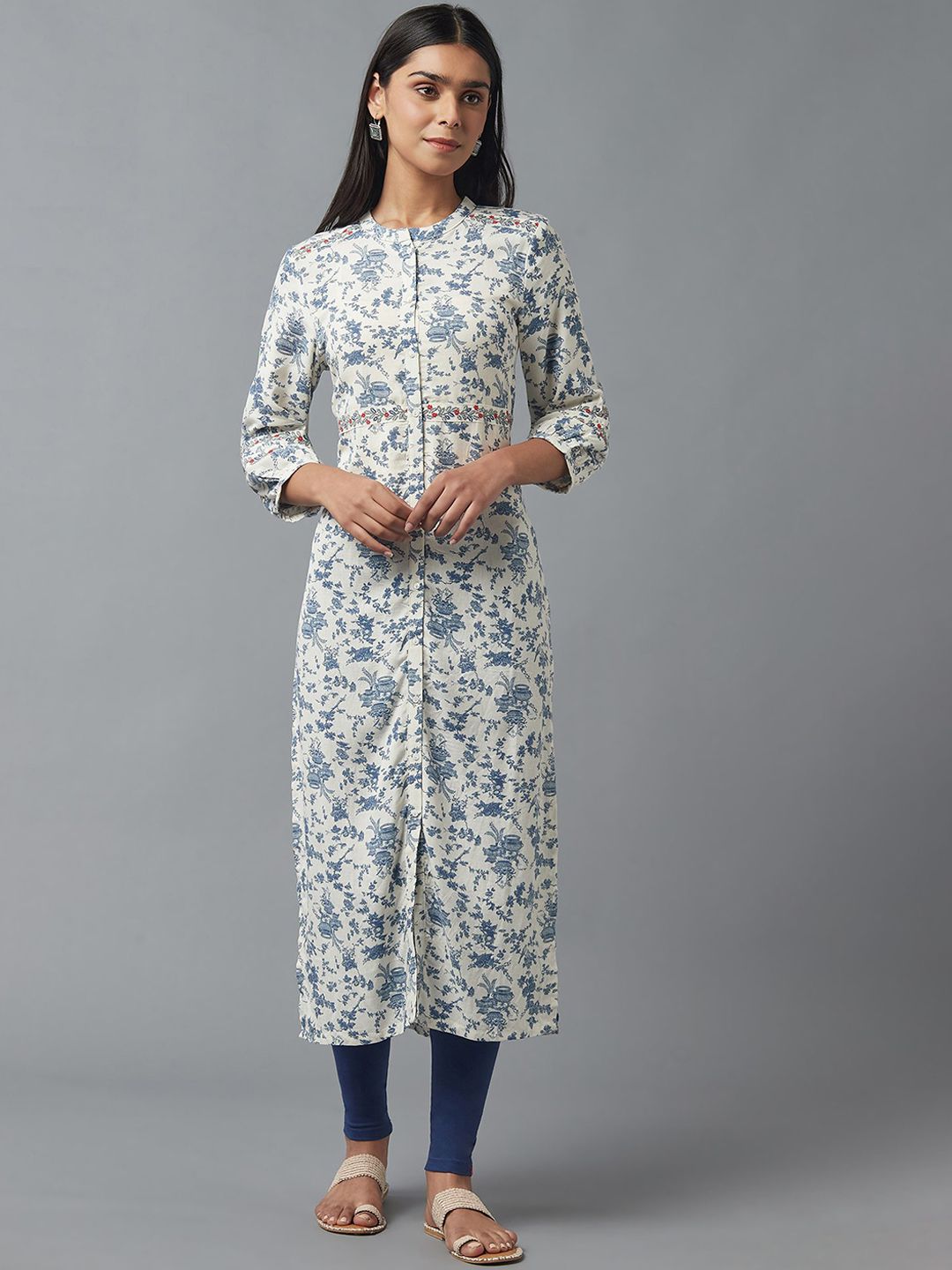 W Women White & Blue Floral Printed Thread Work Kurta
