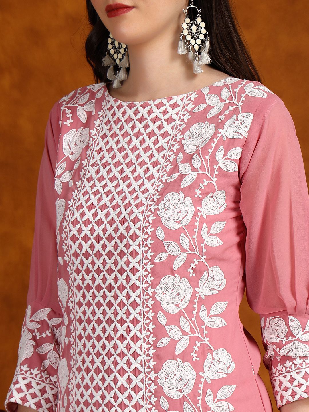 Kalini Floral bersulam chikankari kurta dengan seluar & dupatta