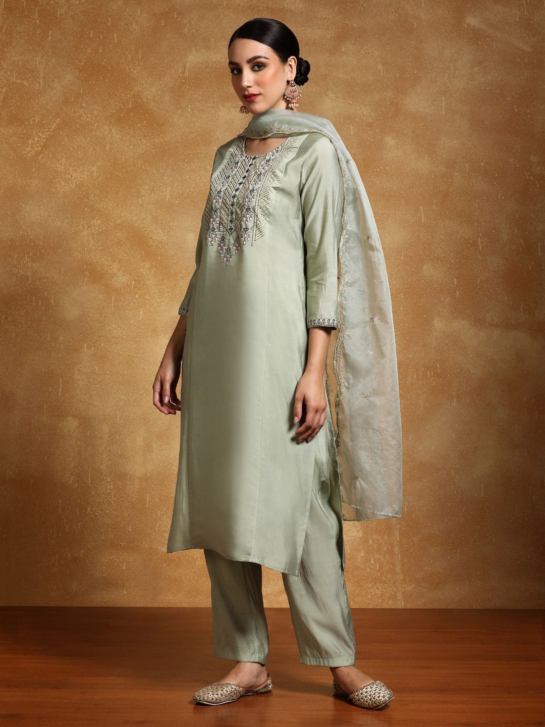 Varanga Women Floral Embroidered Regular Thread Work Kurta with Trousers & With Dupatta