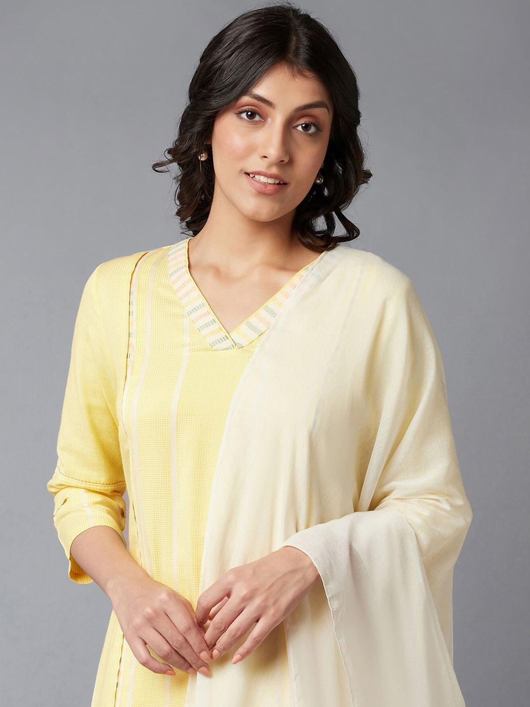 W Women Geometric Print Kurta With Parallel Pant & Dupatta