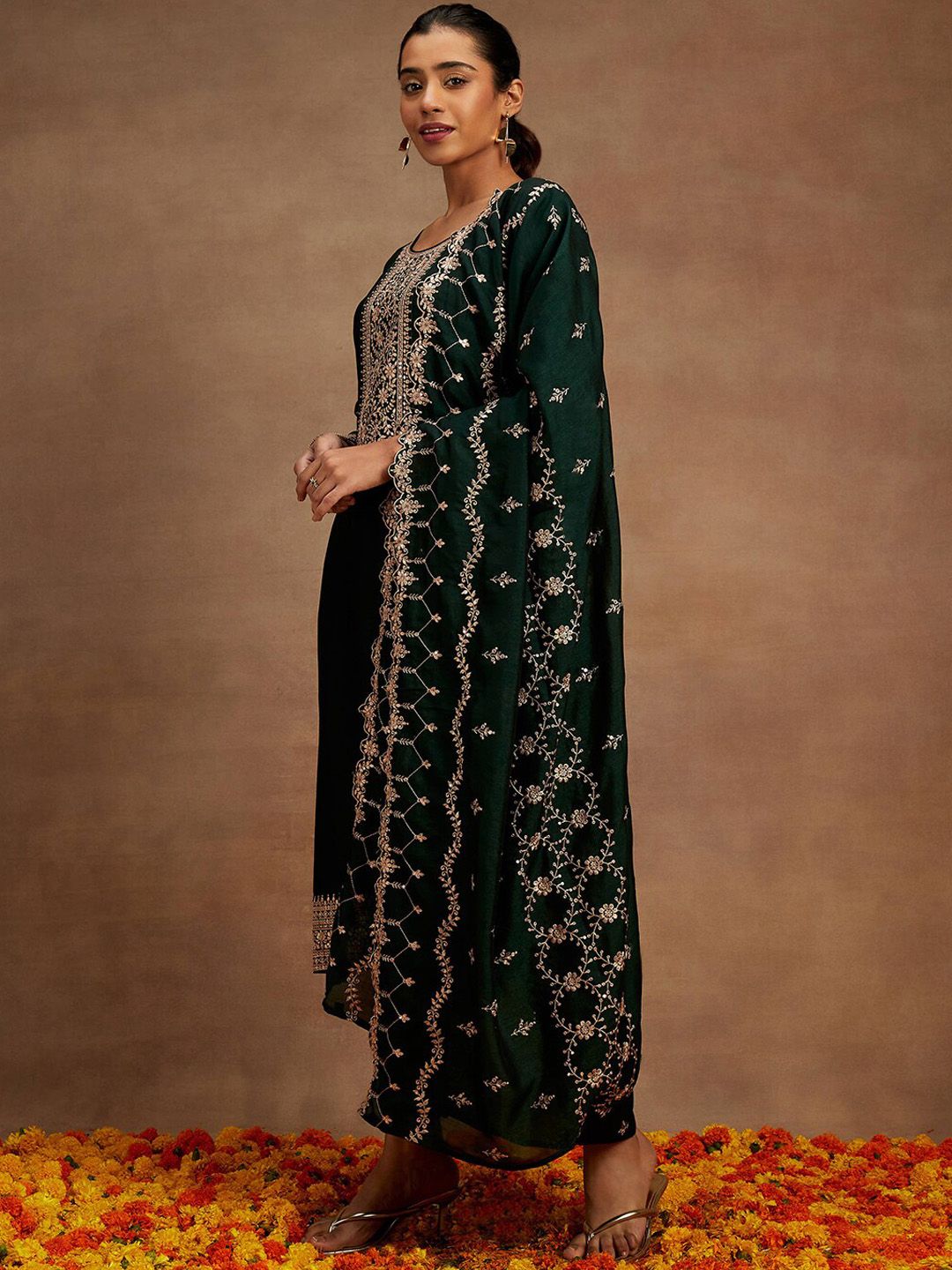 Libas Floral Yoke Design Sequinned kurta dengan seluar & dupatta