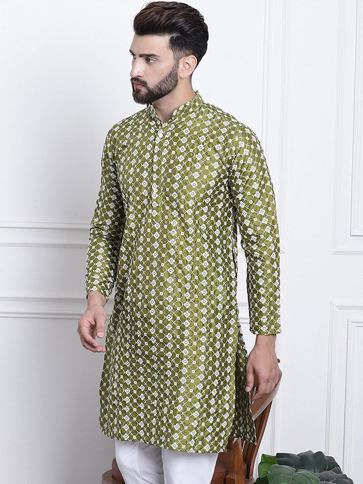 SOJANYA Floral Embroidered Thread Work Straight Kurta