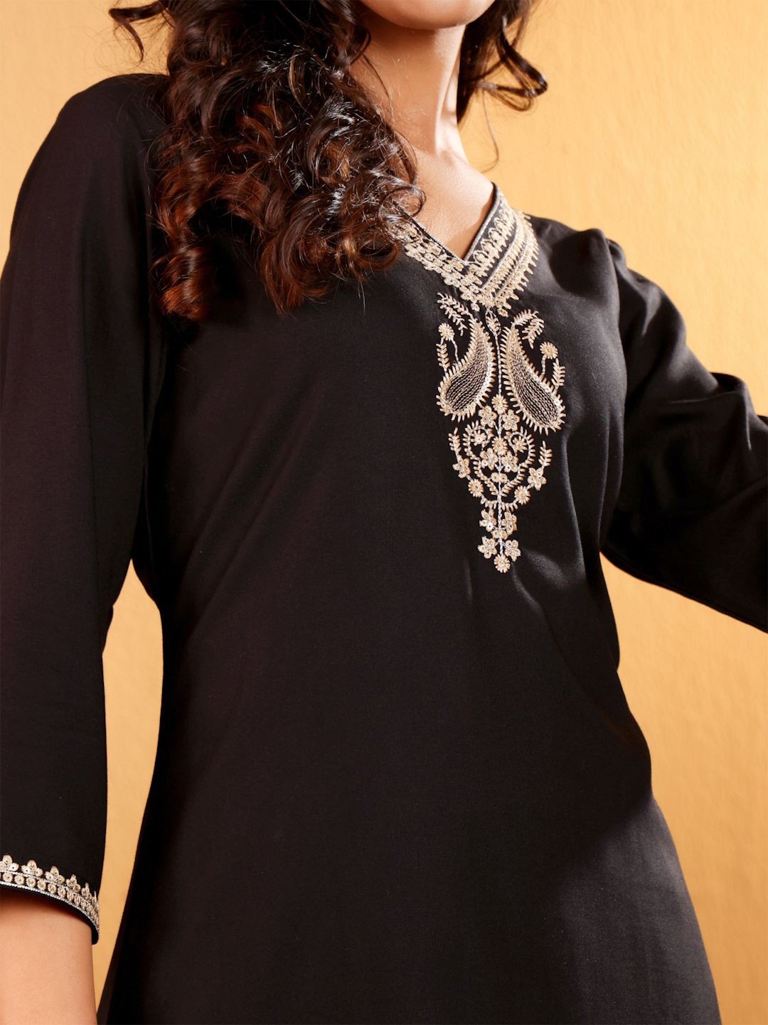 Varanga Paisley Embroidered V-Neck Straight Kurta