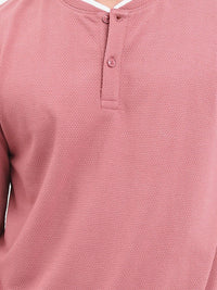Highlander Men Henley Neck Popcorn berstruktur T-Shirt Fit Biasa