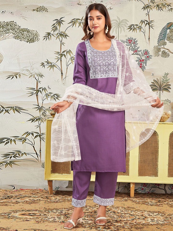 Kalini Reka Bentuk Kukus Floral Sequinned Lurus Kurta dengan Seluar & Dupatta