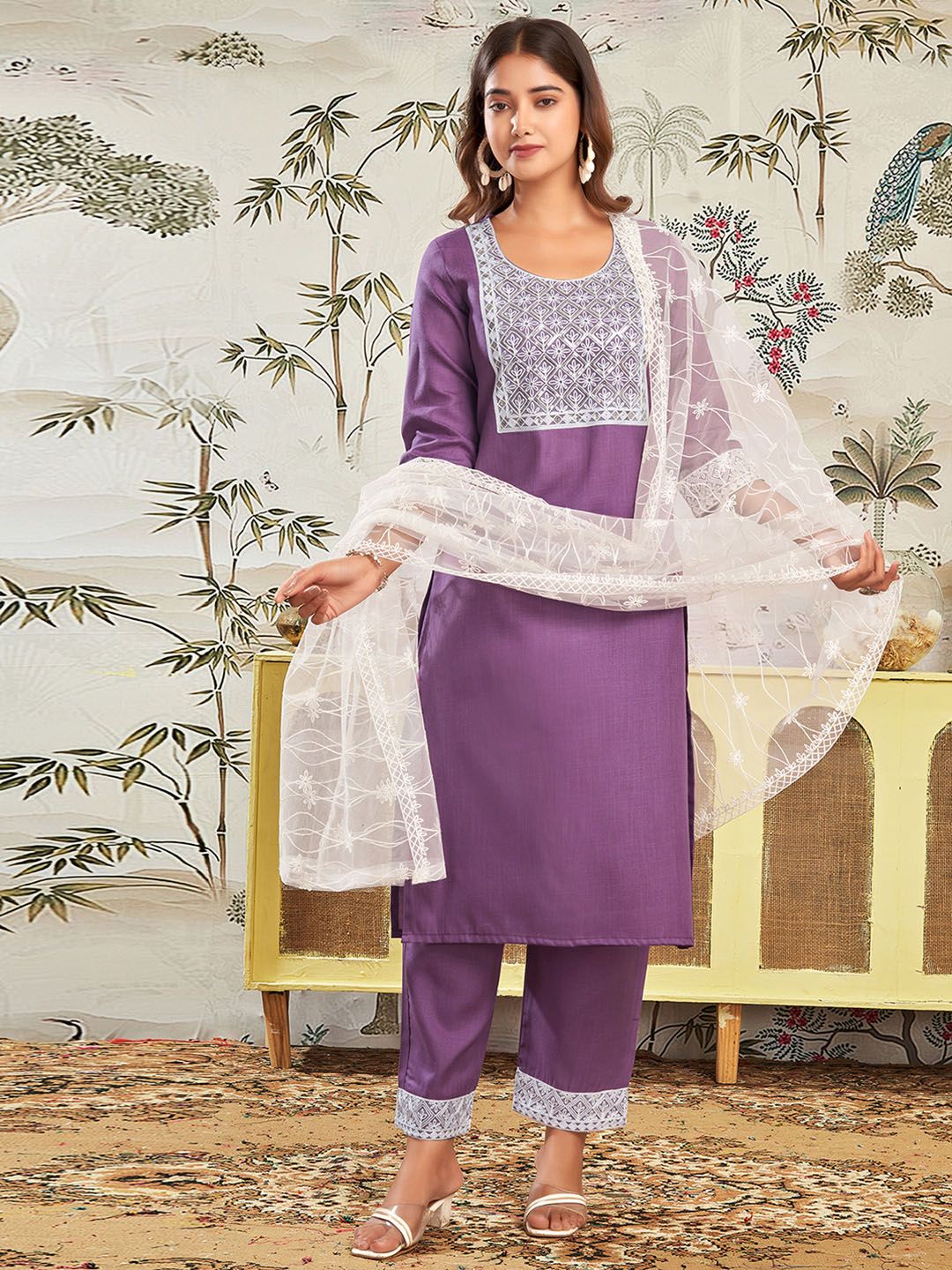 Kalini Reka Bentuk Kukus Floral Sequinned Lurus Kurta dengan Seluar & Dupatta