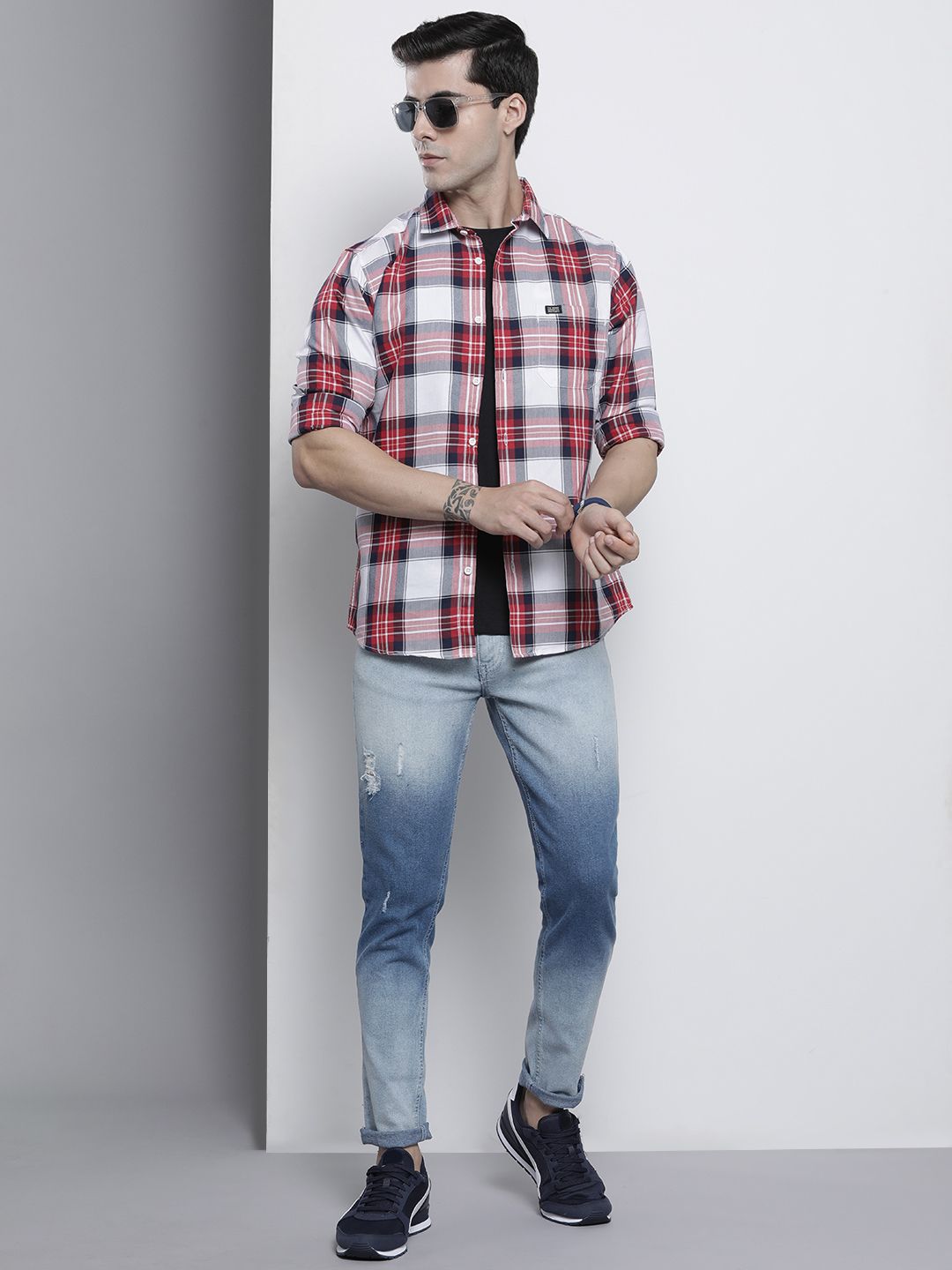 The Indian Garage Co Men Blue Slim Fit Mildly Distressed Ombre Stretchable Jeans