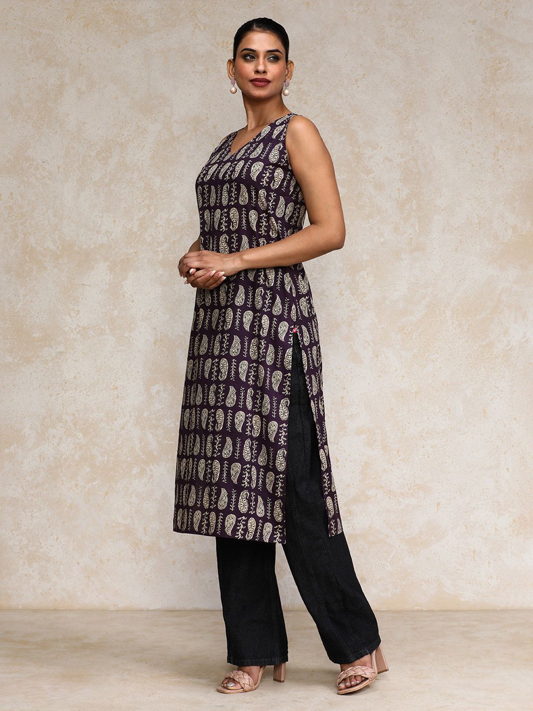 Varanga Paisley Printed Cotton V-Neck Straight Kurta
