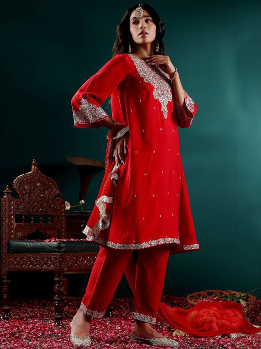 Varanga Women Floral Embroidered Regular Kurta with Trousers & With Dupatta