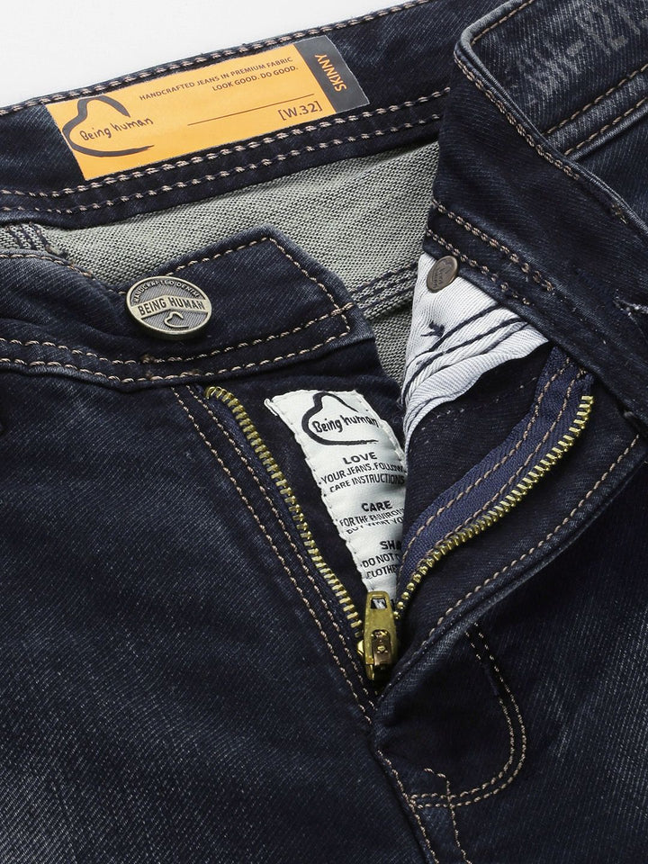 Menjadi lelaki manusia kurus sesuai dengan seluar jeans yang boleh diperbaharui