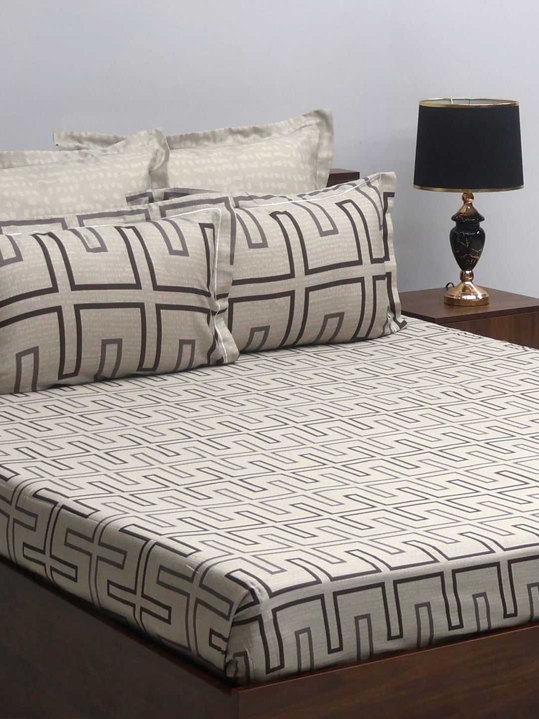 BOMBAY DYEING Reverie Grey Pure Cotton 300 TC King Bedsheet with 4 Pillow Covers