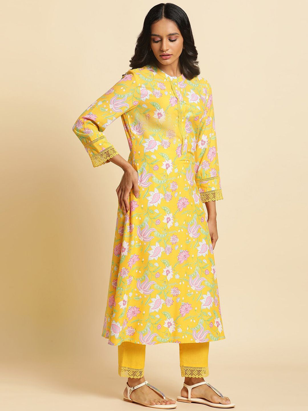 W Women Floral Print Kurta With Straight Pant