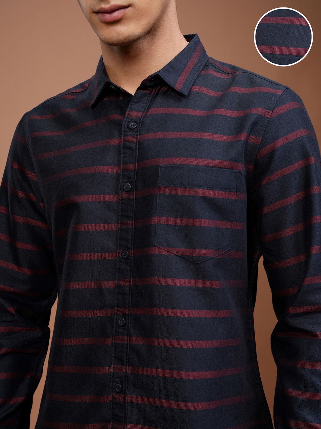 Highlander Men Navy Blue & Maroon Slim Fit bergaris baju kasual