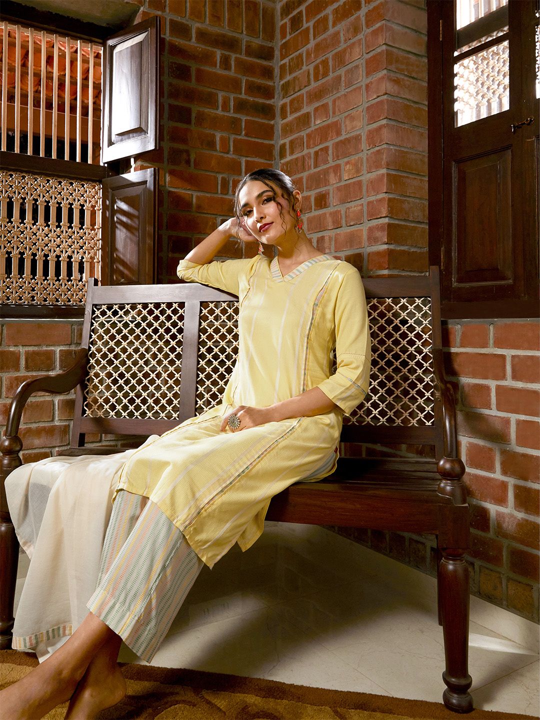 W Women Geometric Print Kurta With Parallel Pant & Dupatta