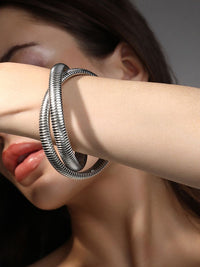 Gelang gaya bergaya bergelombang ribbed-gulung wanita perak
