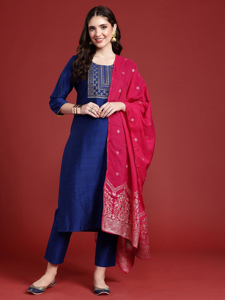 Anouk Wanita Etnik Motif Reka Bentuk Reka Bentuk Benang Kurta dengan Seluar & Dengan Dupatta