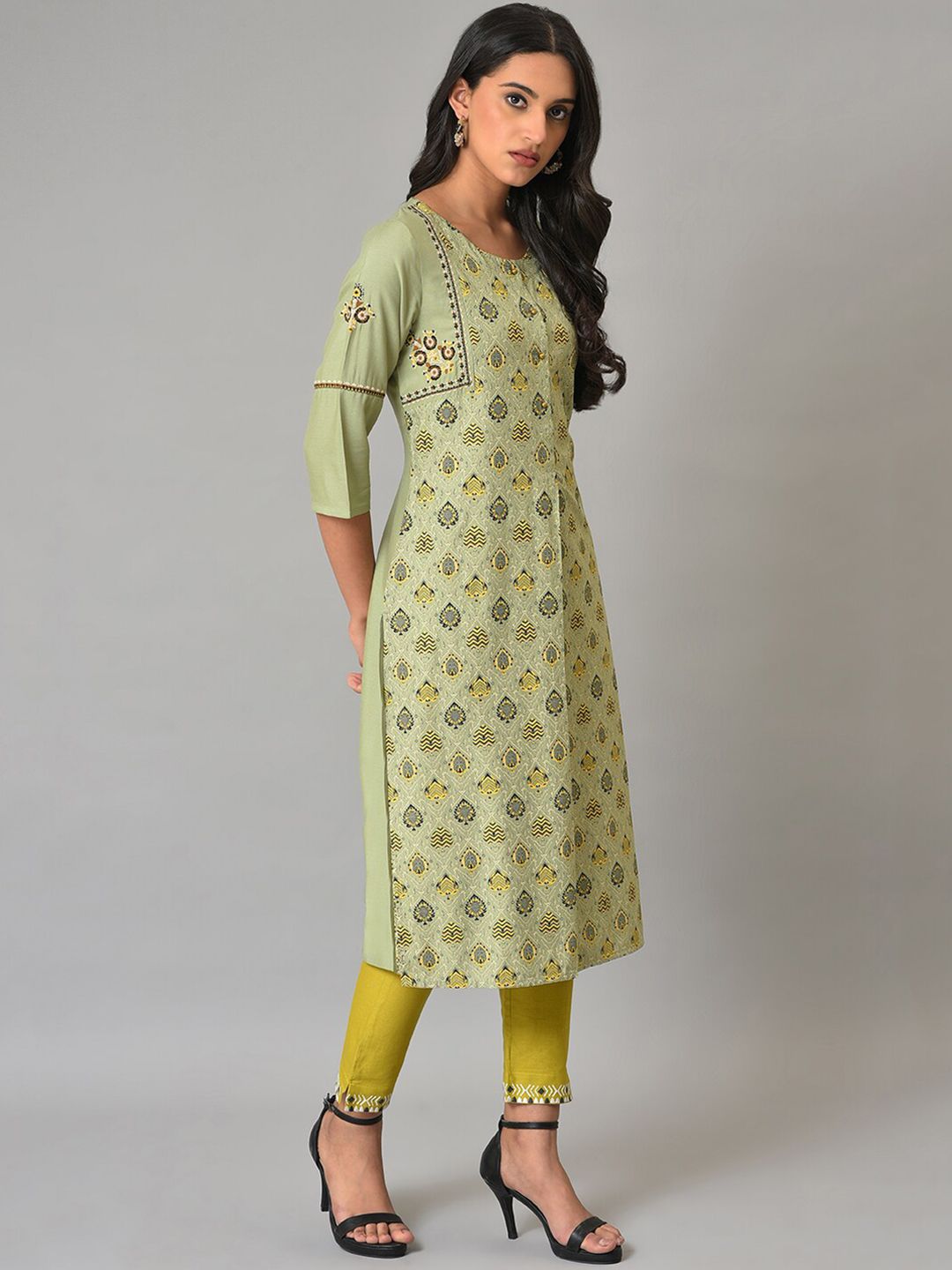 W Ethnic Motifs Printed Thread Work Kurta