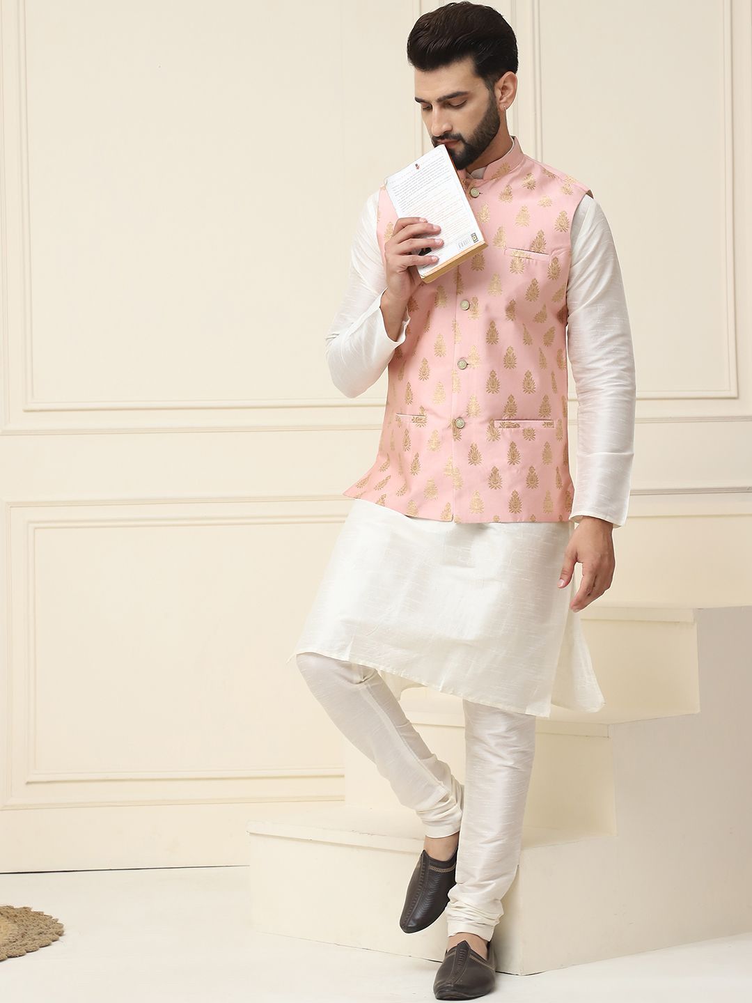 SOJANYA Mandarin Collar Silk Cotton Straight Kurta dengan jaket Churidar & Nehru