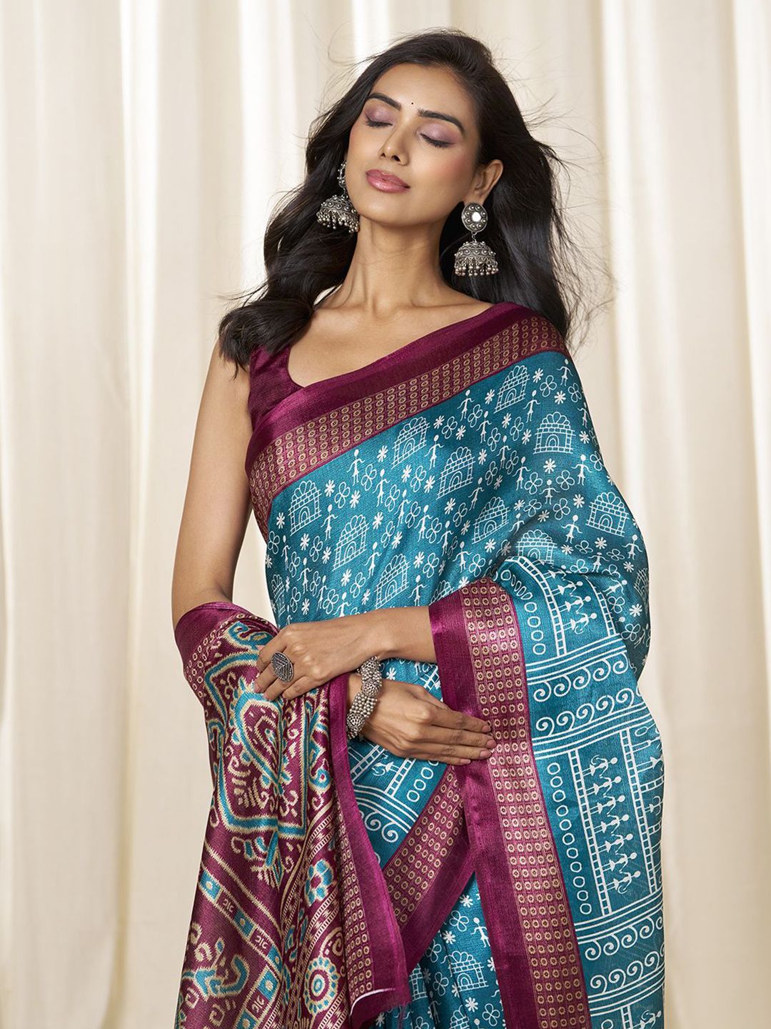 Motif etnik Kalini dicetak ikat saree