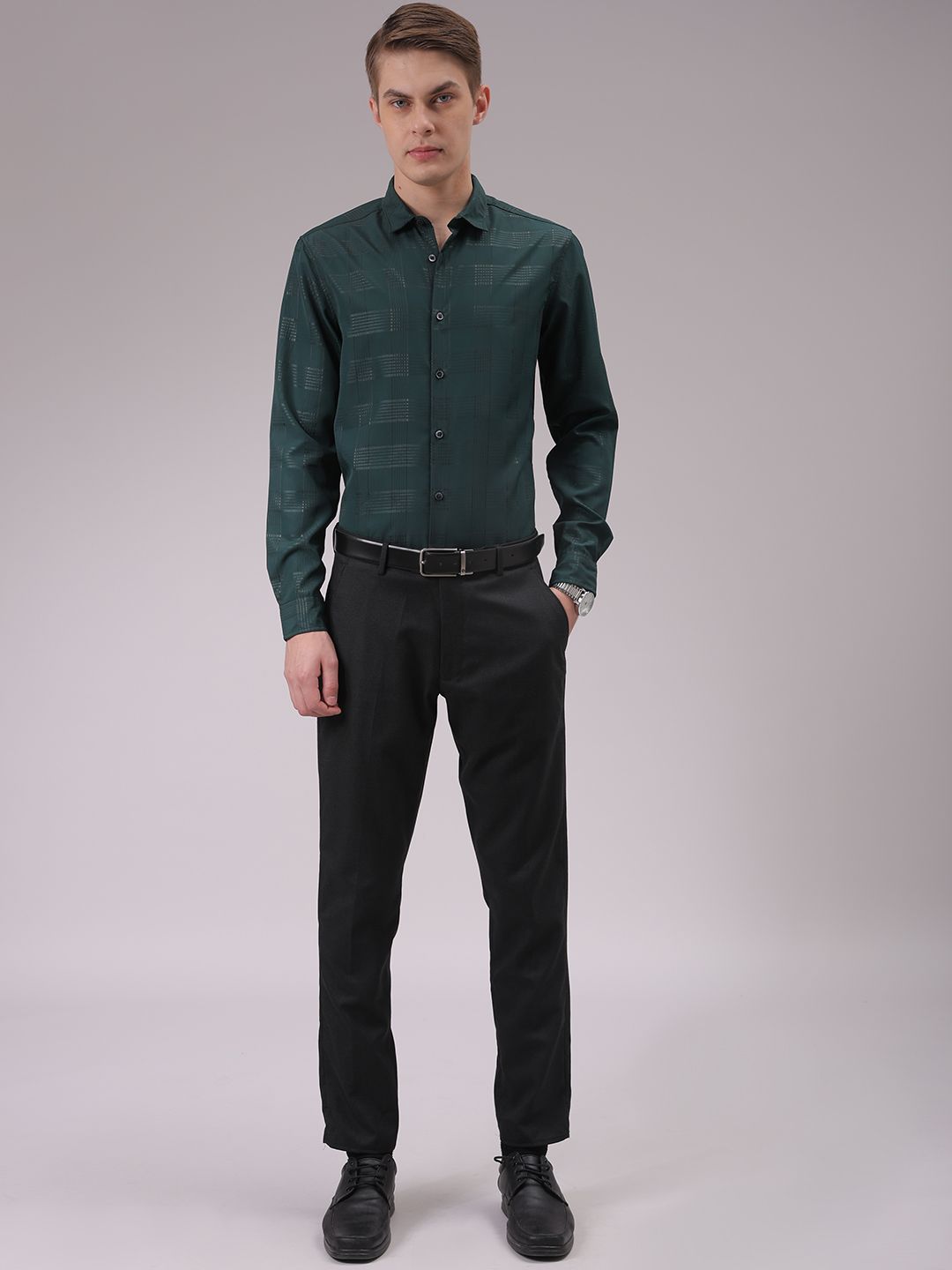 The Indian Garage Co Men Cutaway Collar Solid Slim Fit Casual Shirt