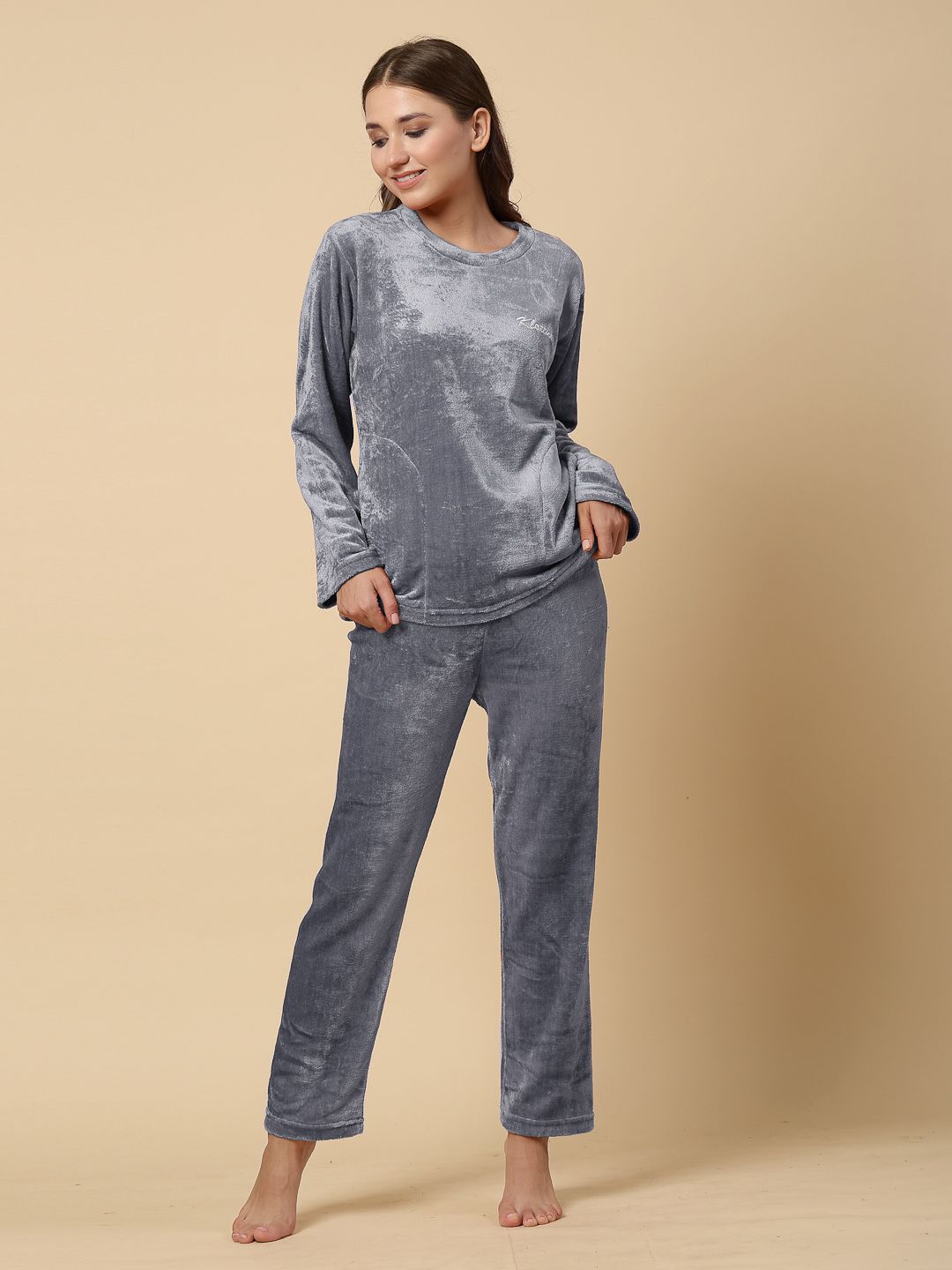 KLOTTHE Women Solid Woolen Night Suit