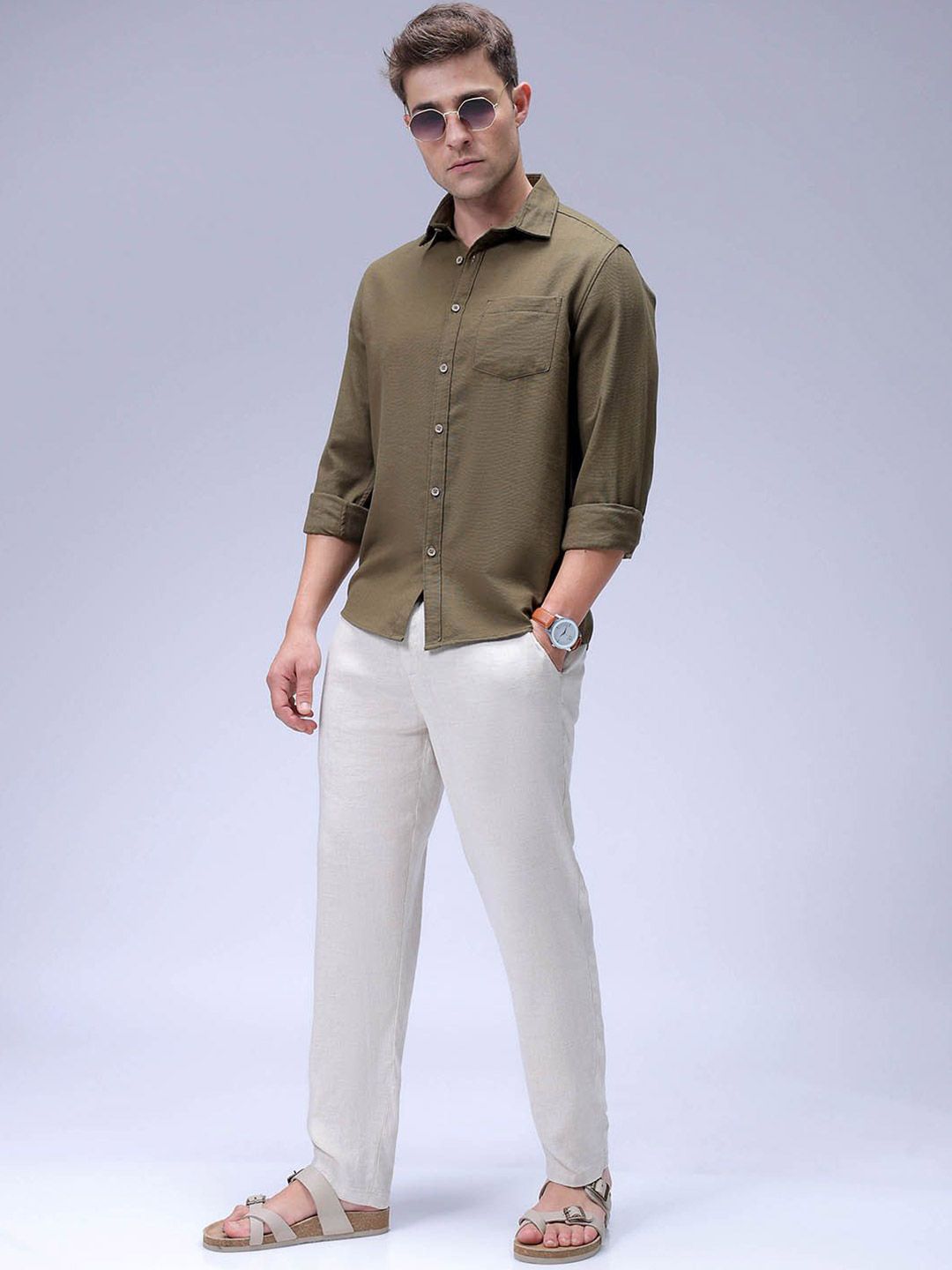 Lelaki Garage Co India yang sesuai dengan baju resort pepejal