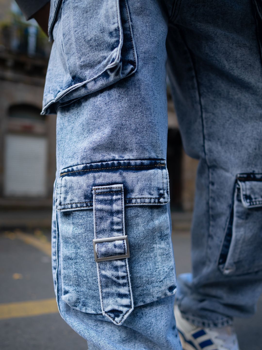 Lelaki Powerlook santai sesuai dengan jeans kargo denim yang sesuai