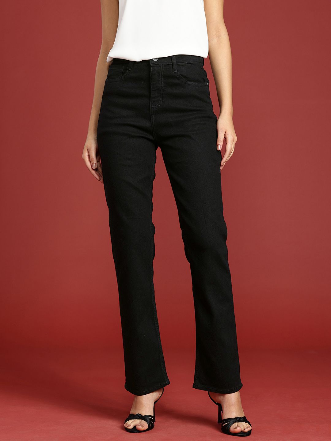 semua tentang anda wanita lurus sesuai dengan seluar jeans regangan tinggi